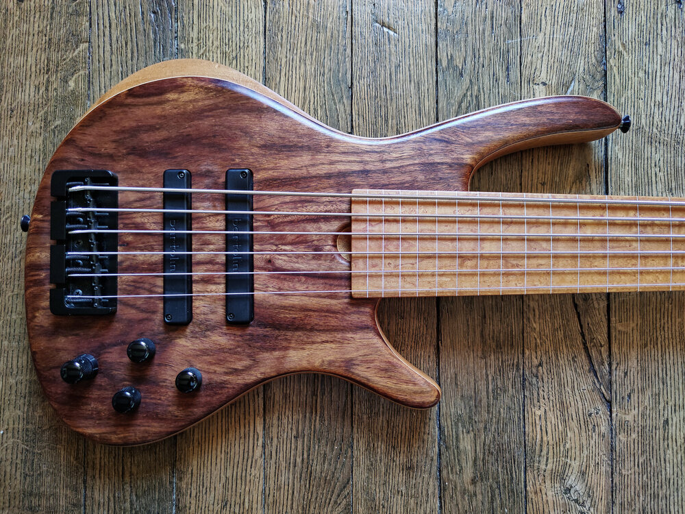 1325430822_RoscoeCenturyStandardPlus6Fretless (8) .thumb.jpg.6214a24a0f326a53931d8560a655222f.jpg