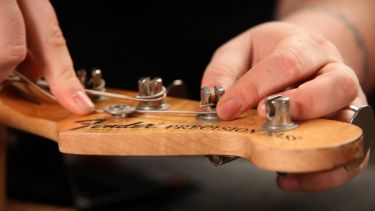 16_How_to_String_a_Fender_Bass_Guitar_xxxlarge.jpg