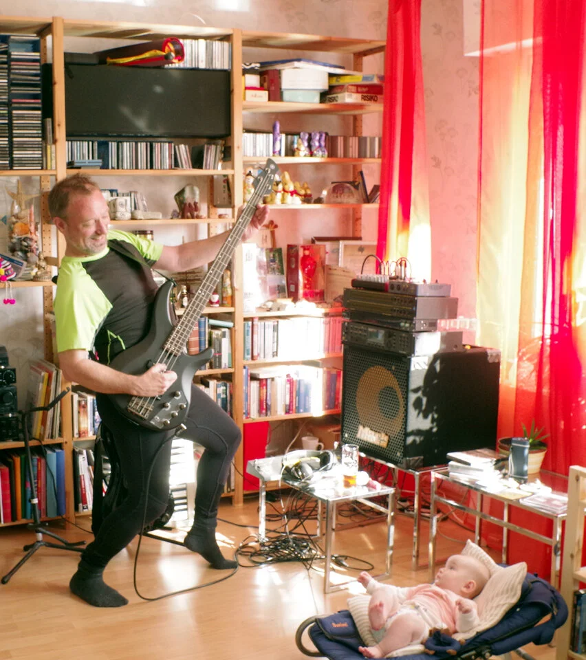 20.6.19 Papa spielt lick it up von Kiss.jpg