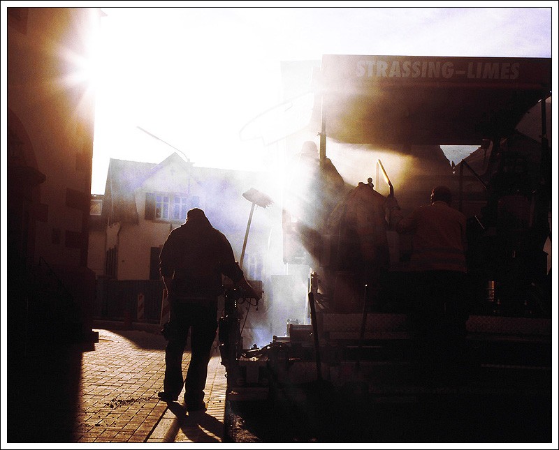 20061115-Kirchstrasse wird asphaltiert in Farbe.jpg