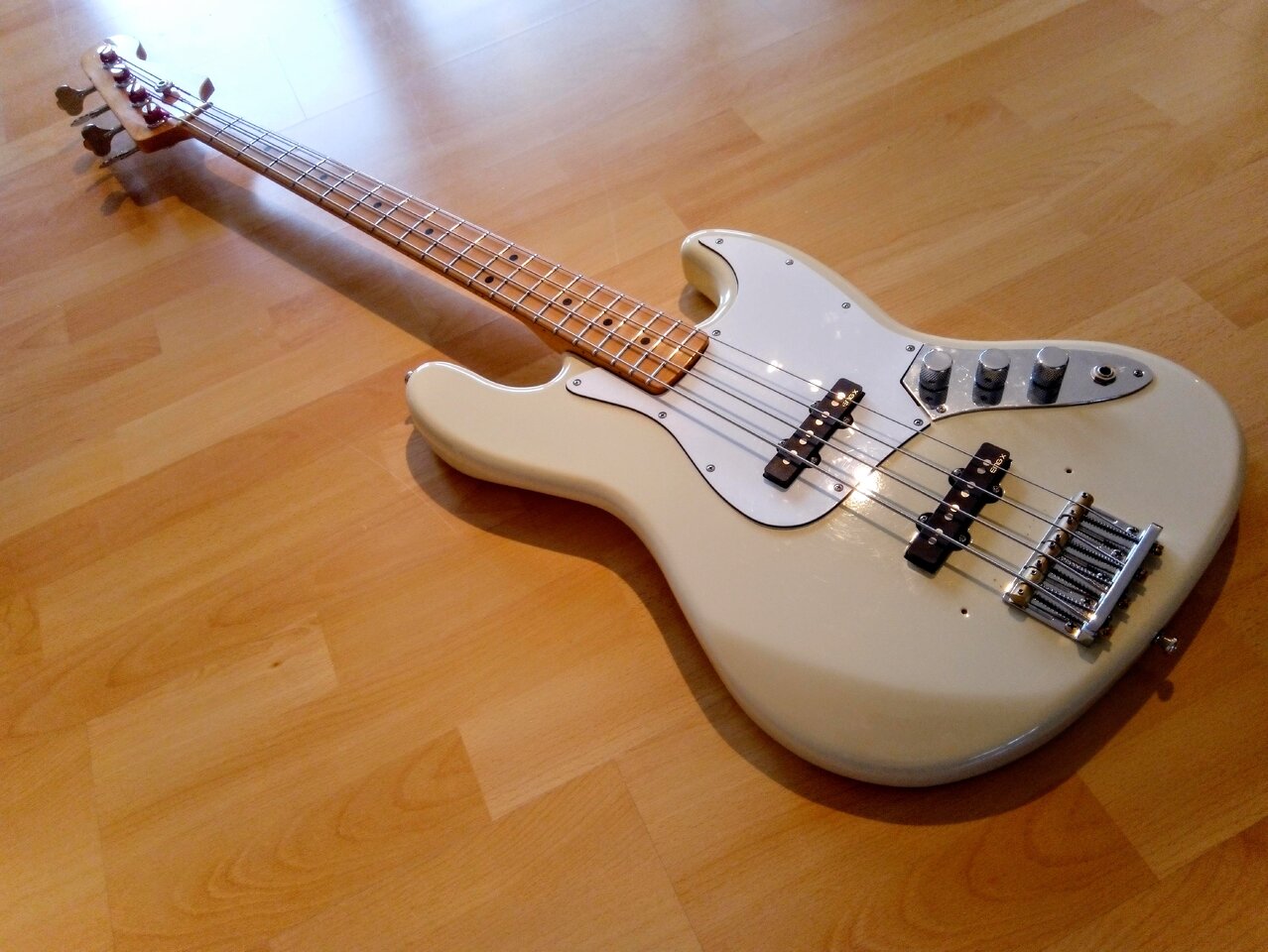 2020 PC Jazz Bass Creme.jpg