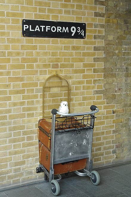440px-Platform_9_3-4_(King's_Cross_station,_London,_2014).jpg