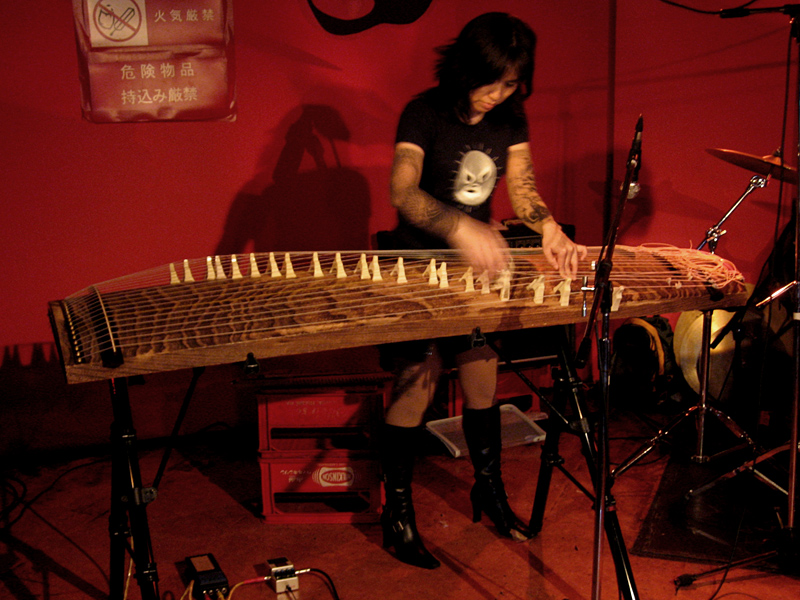 5-Yagi_Michiyo_playing_koto -k.jpg