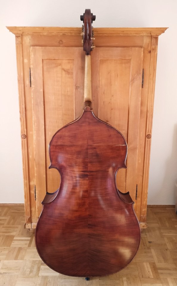 53868--katalog--12--Thomas-Martin-Ruggeri-Kontrabass-in-Koeln--_--426--689.jpeg
