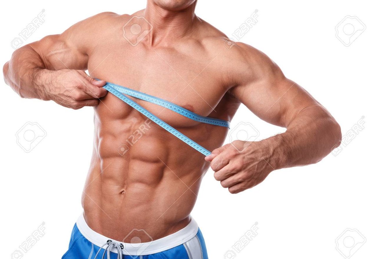 56660747-muskulöser-mann-der-brust-über-dem-weißen-hintergrund.jpg