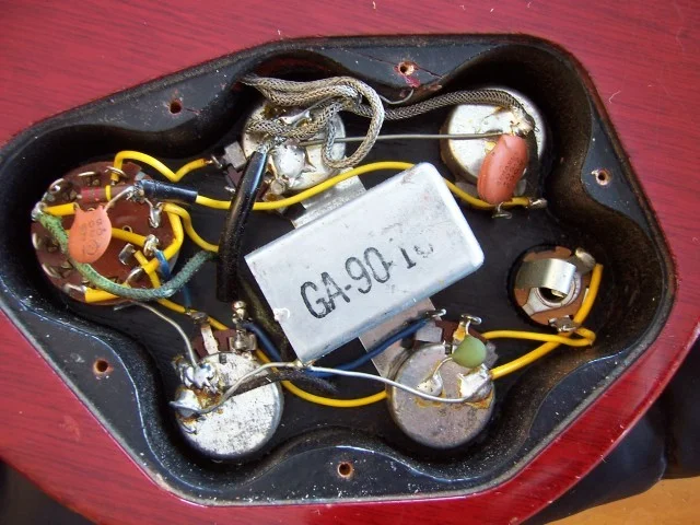 64 gibson eb 3 electronic 4 string.webp