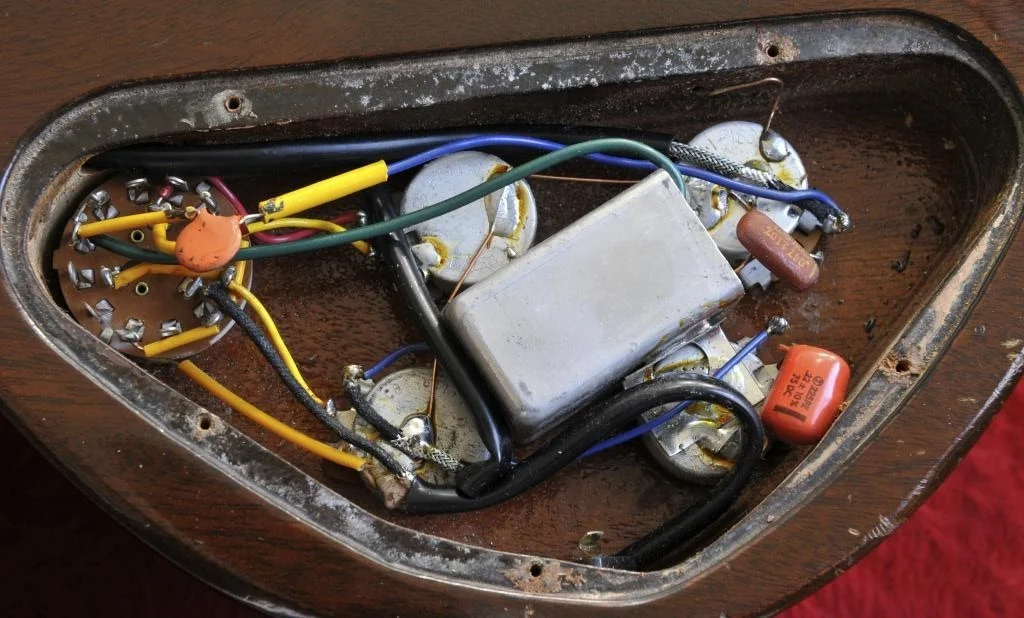 70 gibson eb 3 electronic slottet neck.webp