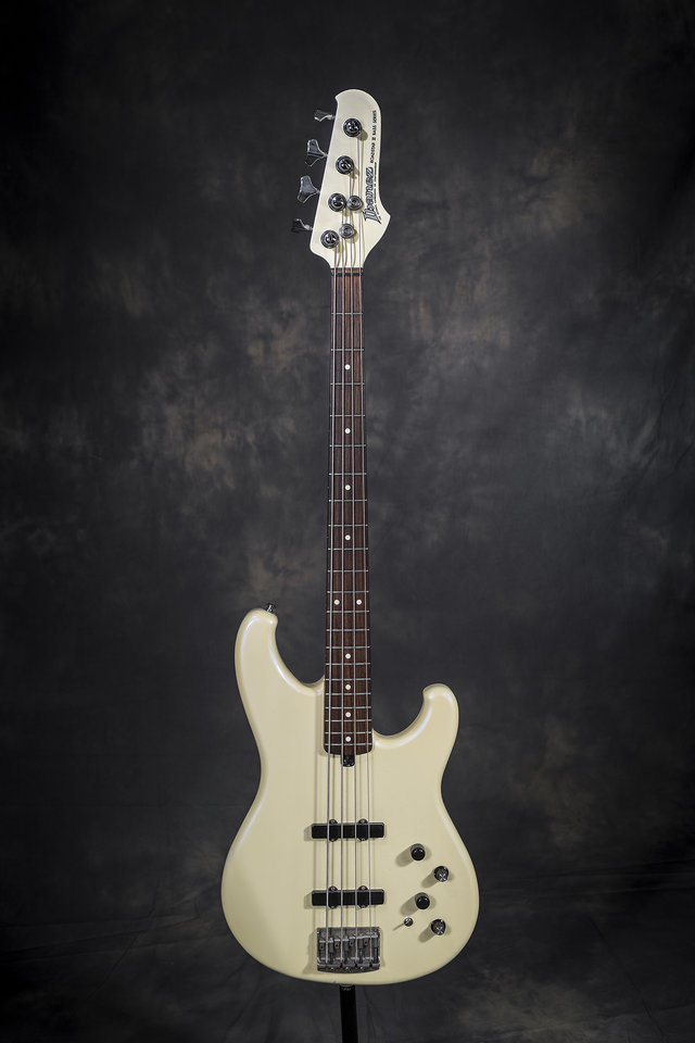 _AVO3023087022starmanbass.jpg
