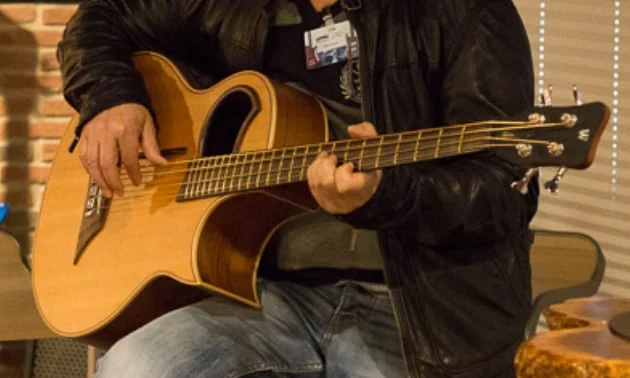 Saiten für den Akustikbass