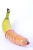 banane-mit-rosafarbenem-kondom-15329569.webp