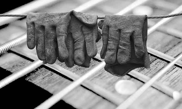 bass-spielen-mit-handschuhen.jpg