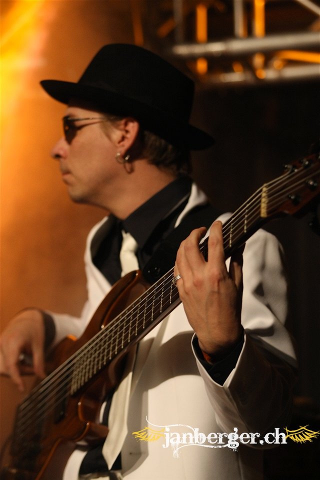 bassix1.jpg