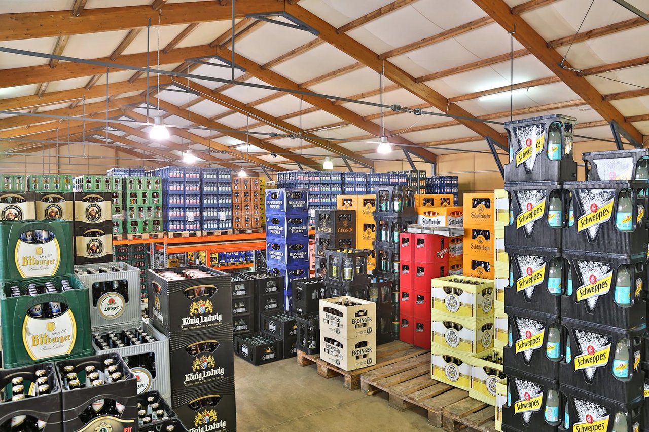 bierlager-paletten-bierkaesten-kamphenkel-berlin-warsteiner-1620x1080.jpg