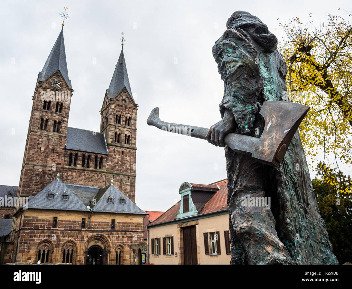 bonifatius-vor-dem-dom-in-fritzlar-hg59db.jpg