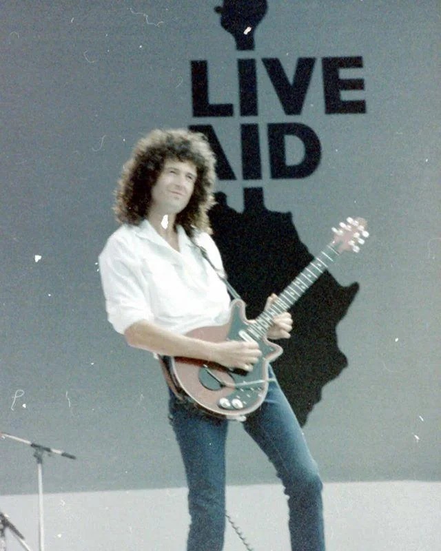 brian-may-during-live-aid-1985-v0-2t2vd1tgs9ec1.jpg