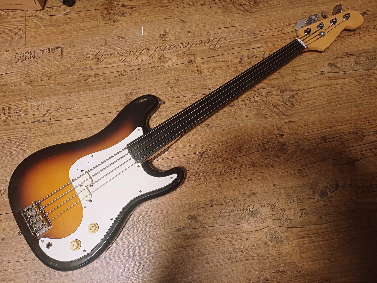 Bullet bass fretless.jpg