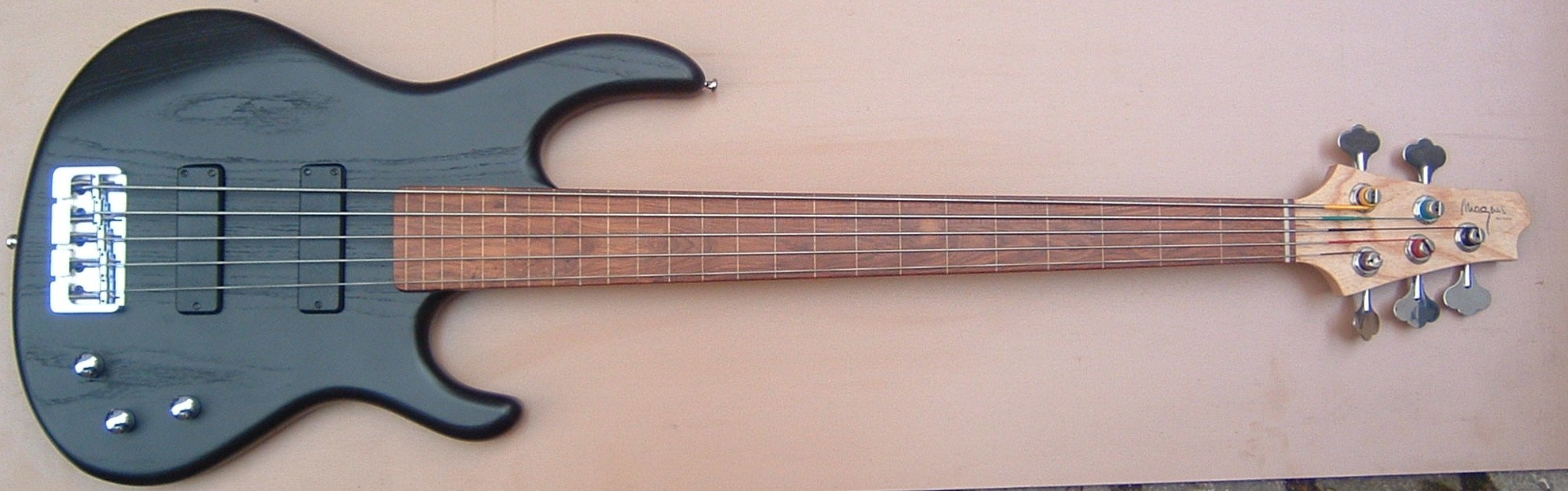 classic-v-fretless-swa.jpg