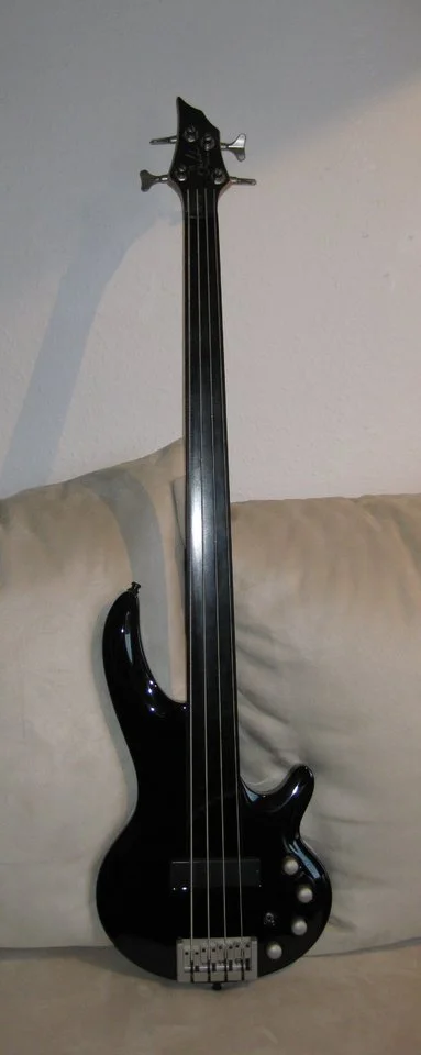 Cort Curbow Fretless.webp