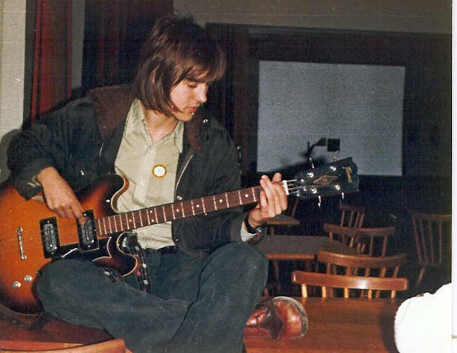 Dieter am Bass 1975.jpg