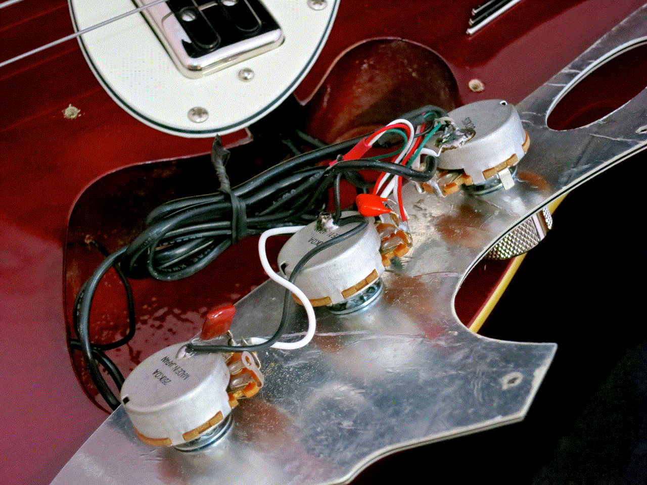 duesenberg-d-bass-e28093-control-cavity.gif