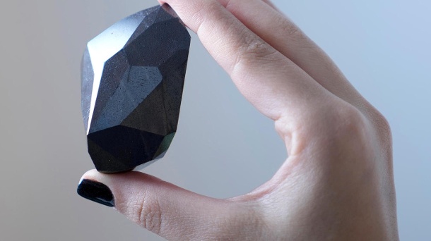 eine-mitarbeiterin-von-sotheby-s-haelt-enigma-der-schwarze-diamant-wurde-in-london-versteigert-.jpg