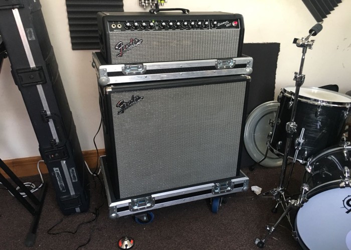fender-bassman-100t-amp-and-cabinet-73666177.jpg