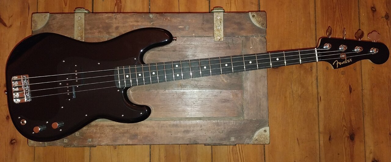 Fender Player Precision Bass Ebony BLK Ltd.jpg