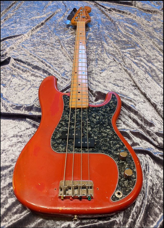 Fender_82er_P_morocco_red_01.jpg