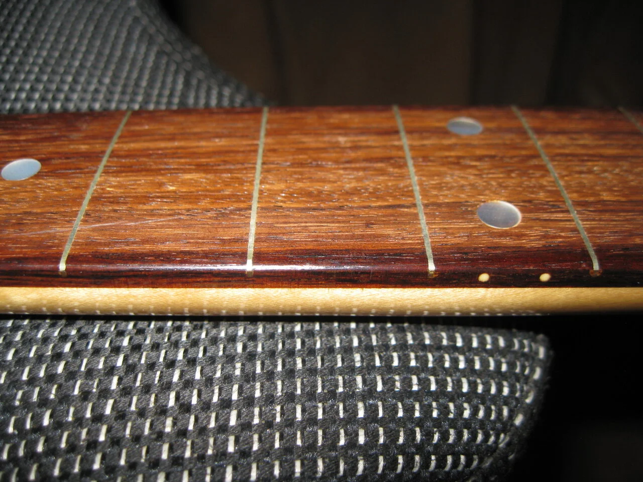 Fretless mit metalleinlagen.webp