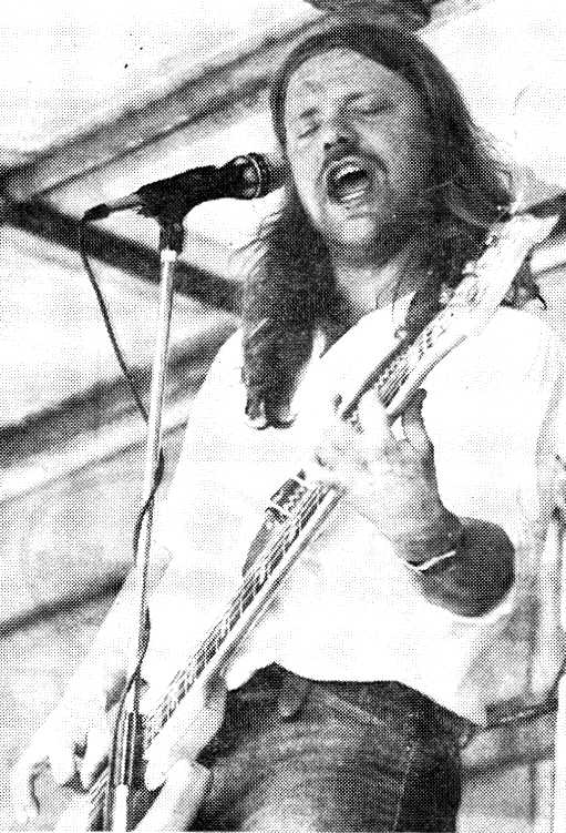 Gerd mit Bass.jpg