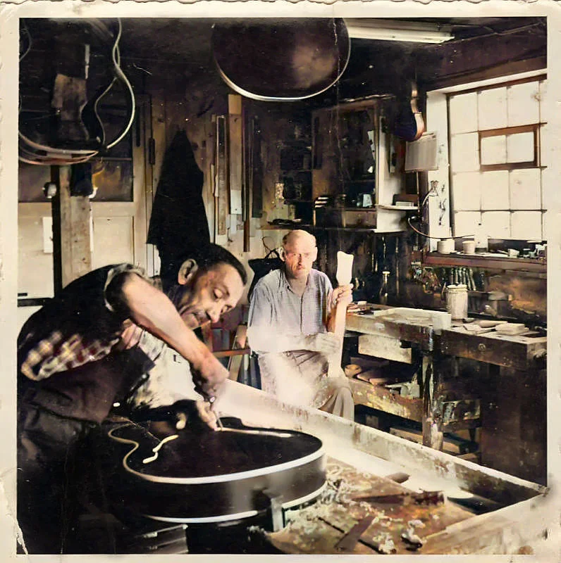 Herr-Klempa-und-Alois-Holzer-in-der-Werkstatt-Hoyer d.webp