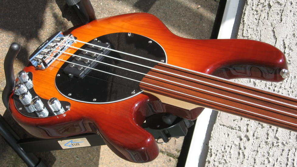 HoneyBurst Fretless Stingray.jpg