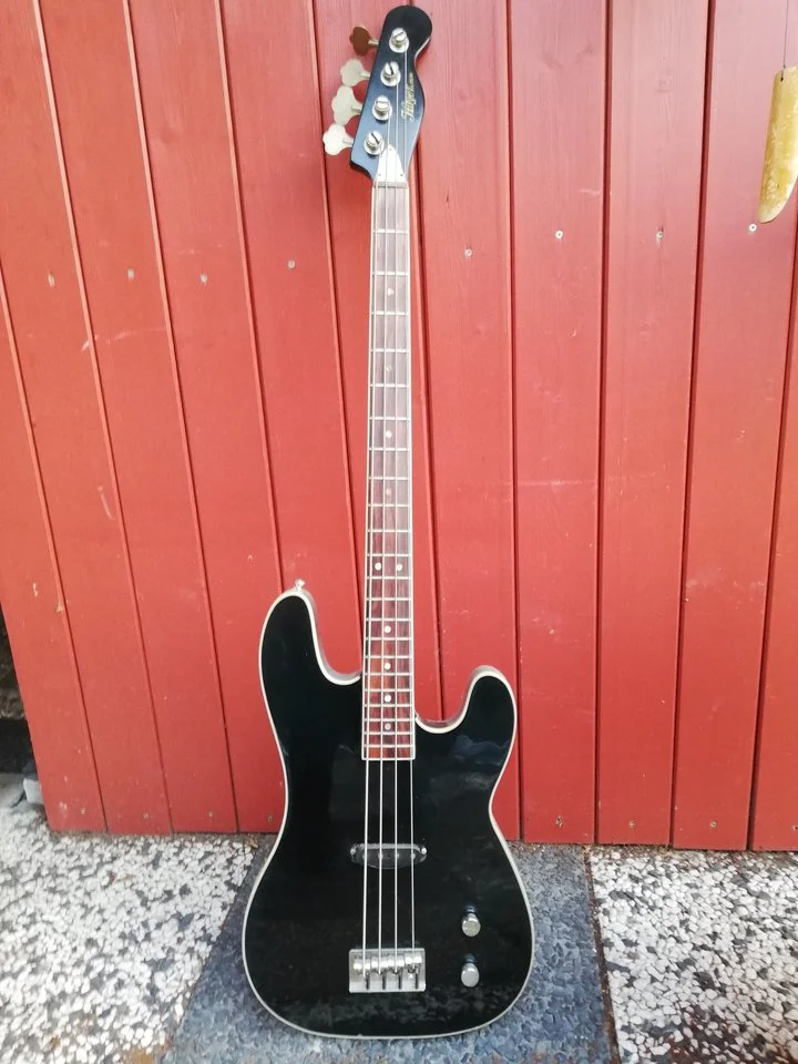 Hoyer Tele Bass.webp