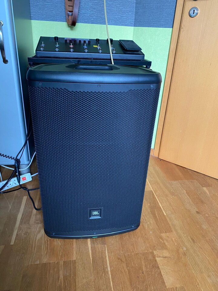 JBL EON 715.jpg