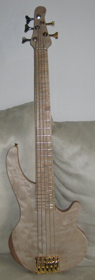 Kaiser Jost-Bass 5 shortscale Rohbau.JPG