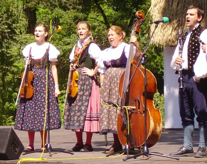 kapelle mit bass.jpg