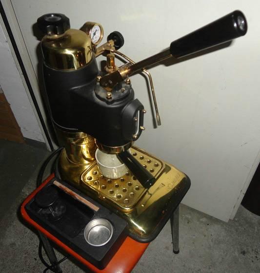 kolbenkaffeemaschine-aelteres-modell-mit-handpumpe.jpg
