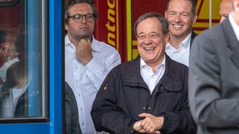 laschet-lacht.jpg