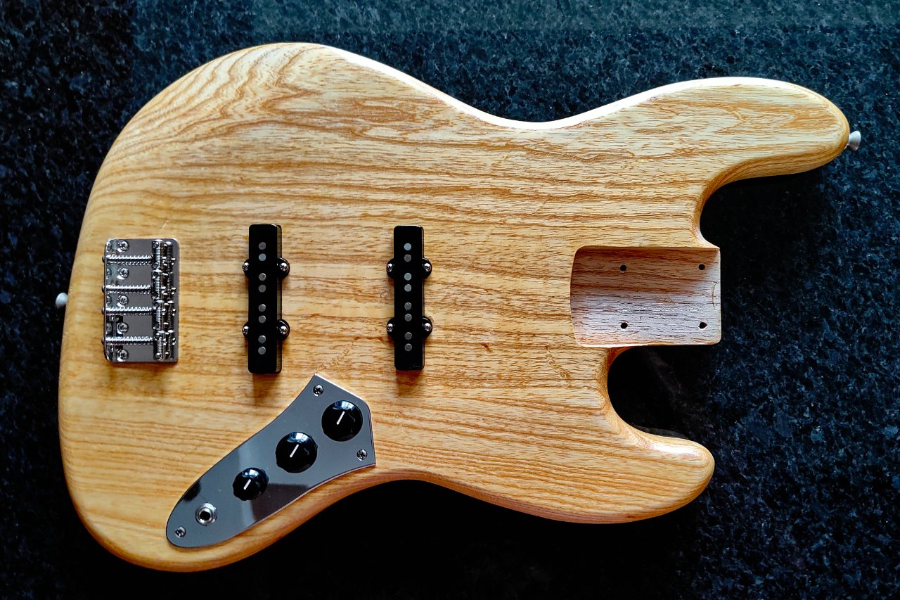 Luthier Jazz Bass Body Swamp Ash (1).jpg