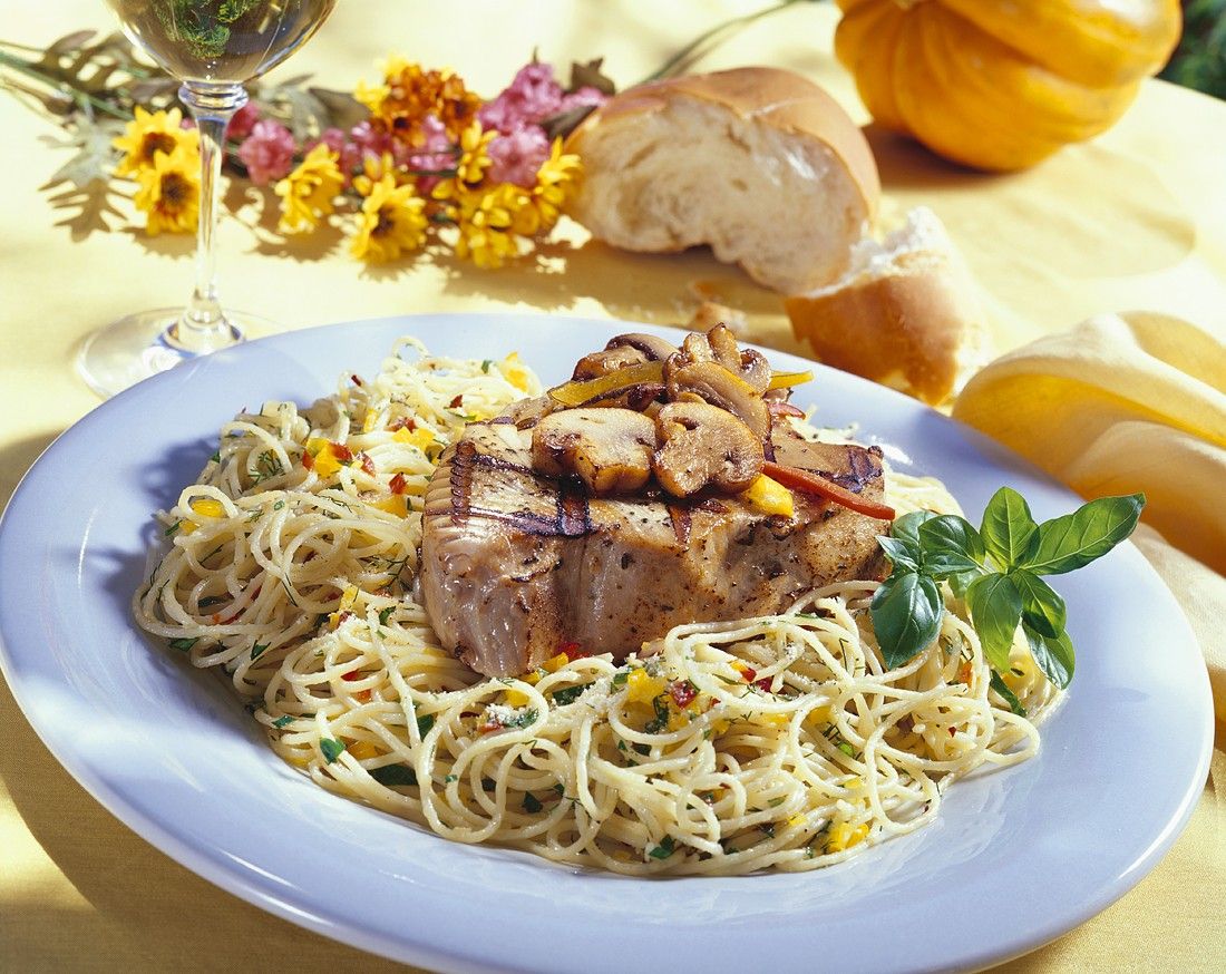 nudeln-mit-gebratenem-thunfisch-200873.jpg