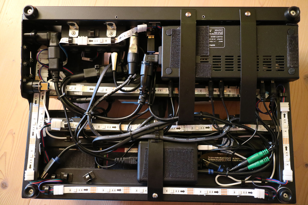 Pedalboard von unten.jpg