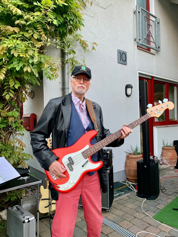 Peter beim Straßenfest.jpg