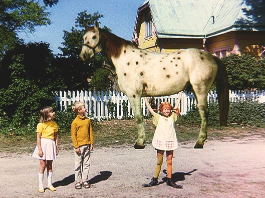 Pippi-stemmt-den-Kleinen-Onkel-in-die-Luft.jpg