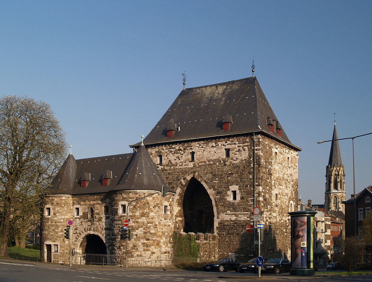 Ponttor_aachen dennis otten - wiki gnu.jpg