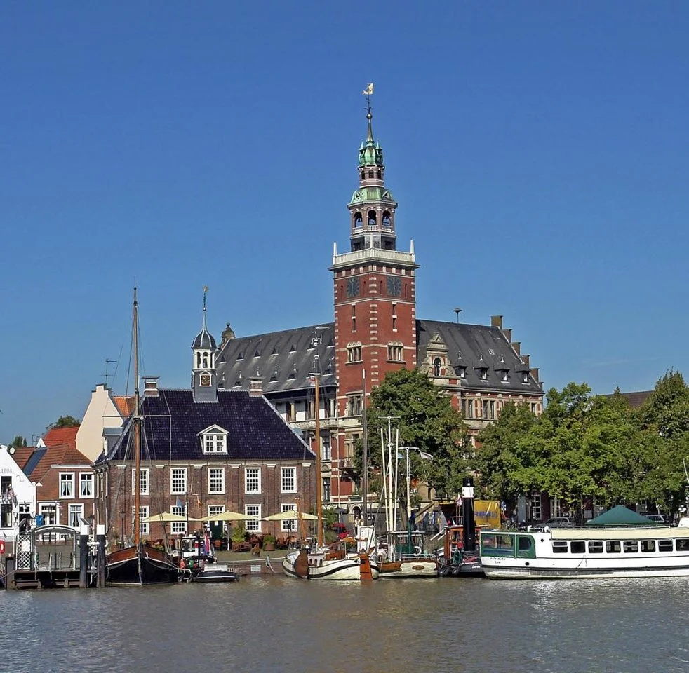Rathaus-und-Hafen-von-Leer.webp