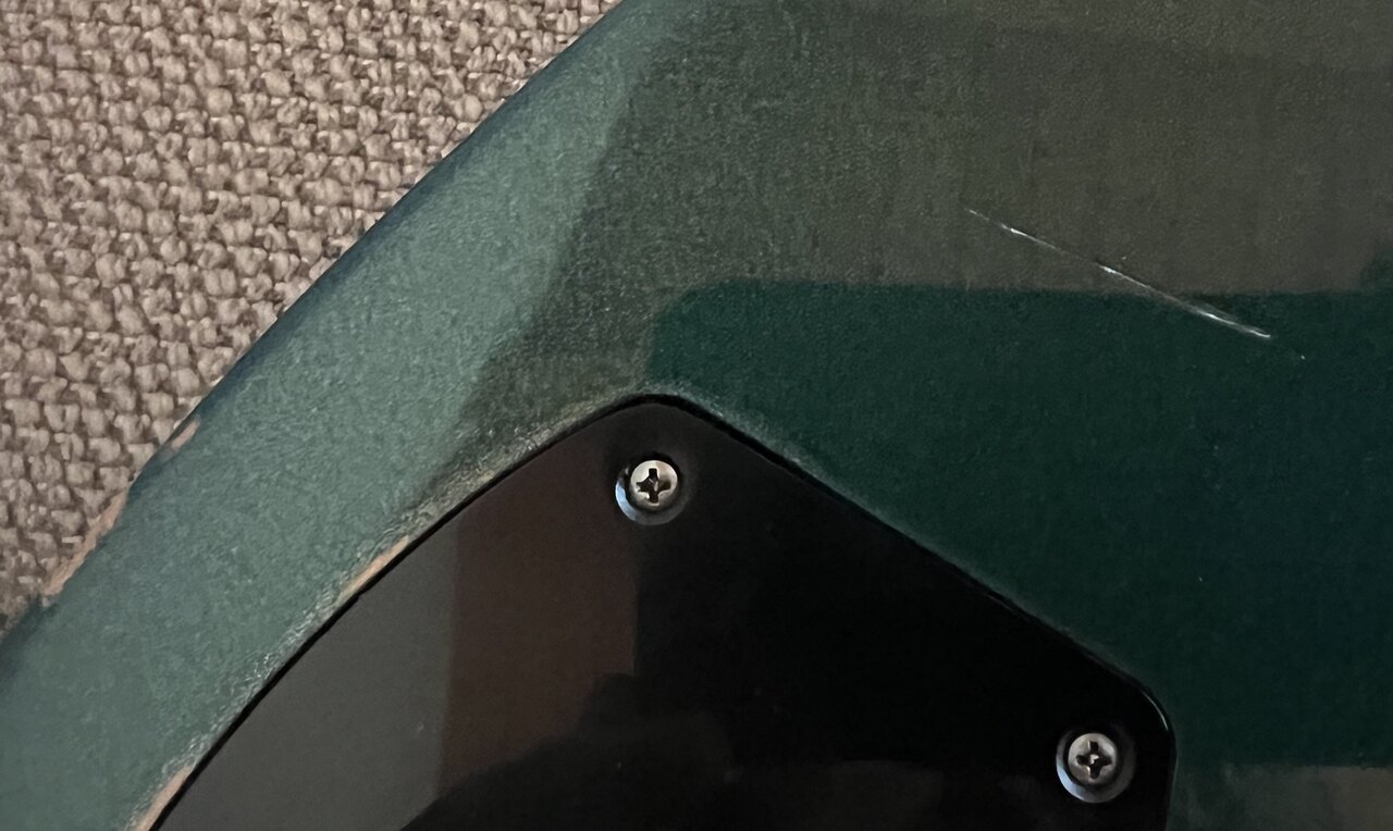 relic-kante-und-kante-elektronikfach-kratzer-neben-fachabdeckung.jpg