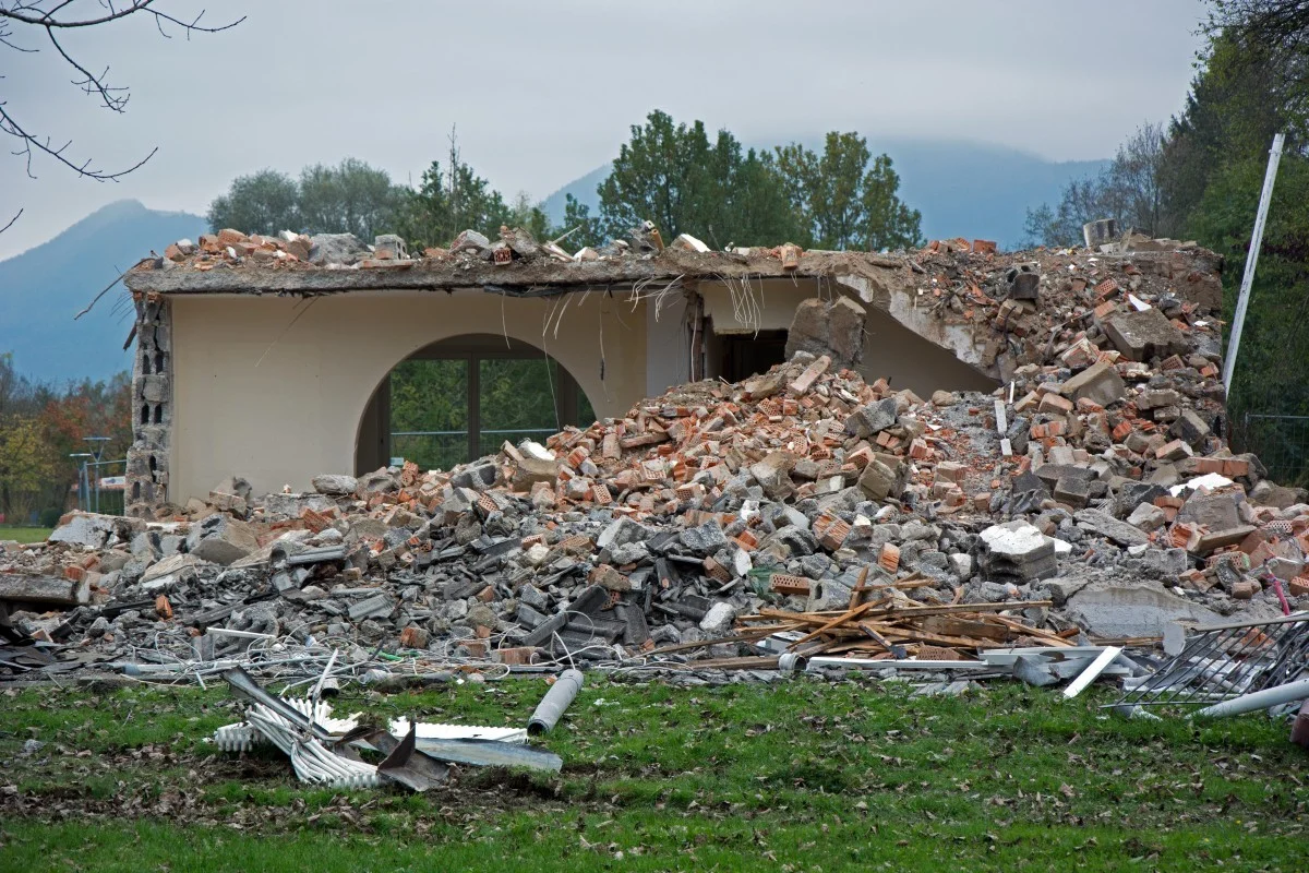ruin_crash_broken_destroyed_building_demolition_debris_building_rubble-776190.webp