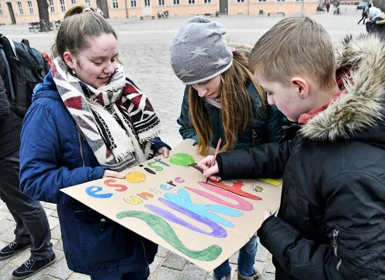 Schueler-demonstrieren-auf-dem-Schulplatz-in-Neuruppin-fuer-mehr-Klimaschutz-und-haben-etlich...webp