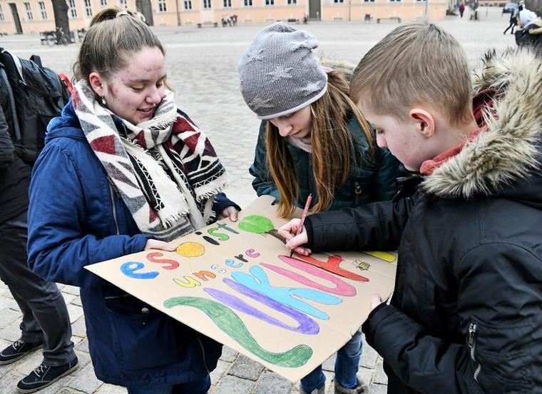 Schueler-demonstrieren-auf-dem-Schulplatz-in-Neuruppin-fuer-mehr-Klimaschutz-und-haben-etliche...jpg