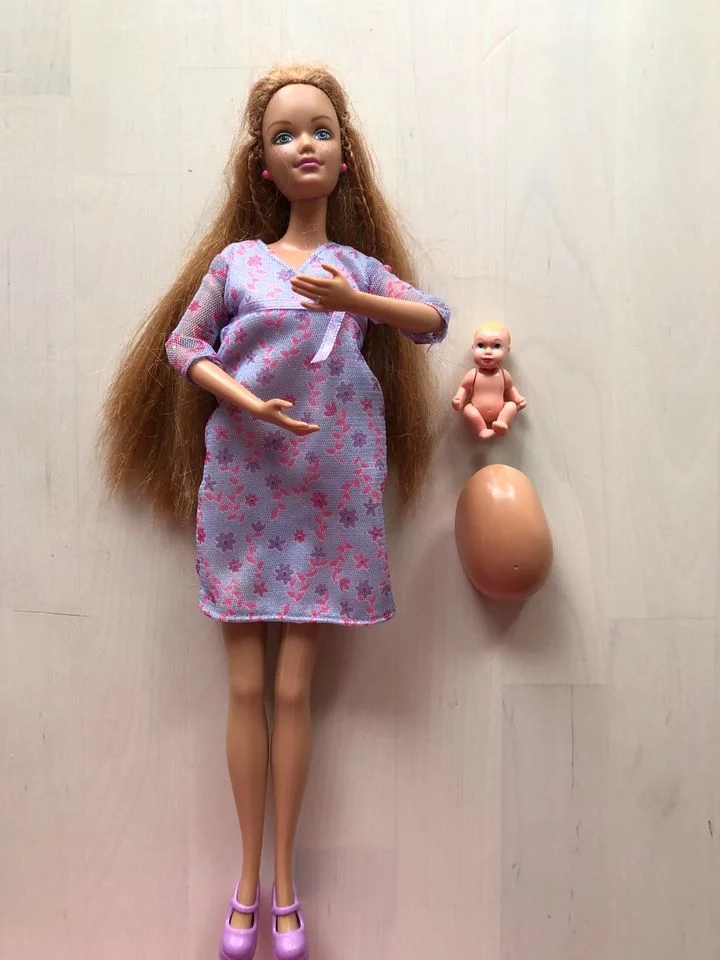 schwangere-barbie-383swe-1.webp